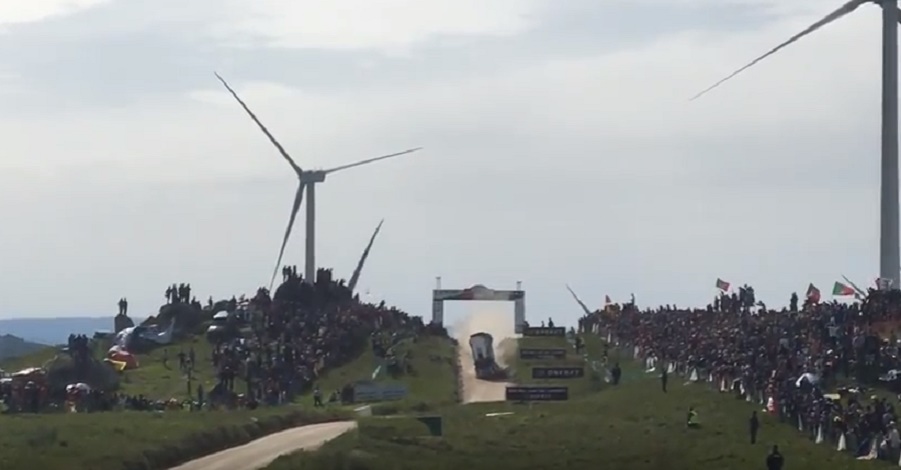 Rally del Portogallo, auto si ribalta tre volte: il pilota....