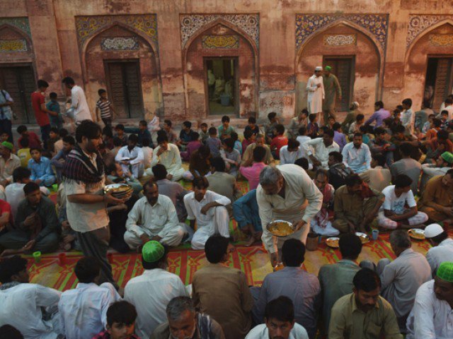 Ramadan, mese di digiuno per milioni di musulmani, ma non per tutti è uguale