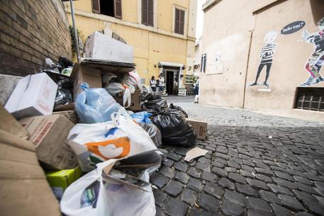 Rifiuti a Roma, Regione chiede misure urgenti. Campidoglio: "Nessuna emergenza"