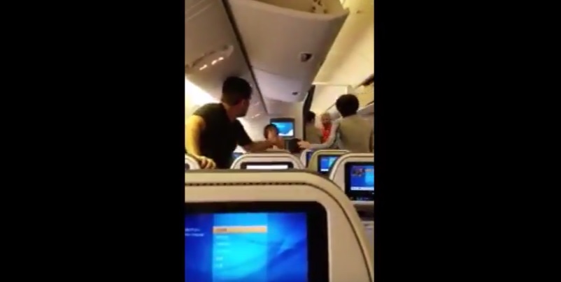 YOUTUBE Si prendono a pugni sull'aereo prima del decollo