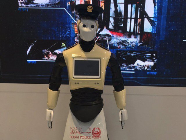 YOUTUBE A Dubai il primo poliziotto robot al mondo