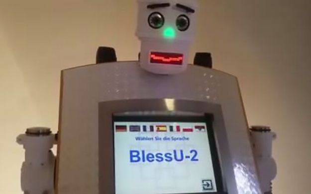 YOUTUBE BlessU-2, il prete robot che dispensa benedizioni automatizzate
