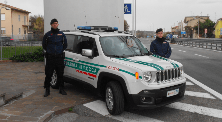 San Marino, scopre il marito impiccato, chiama soccorsi e si spara con la pistola di un militare