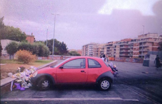 Roma, auto parcheggiata sui fiori: ​sfregio alle tre sorelline rom