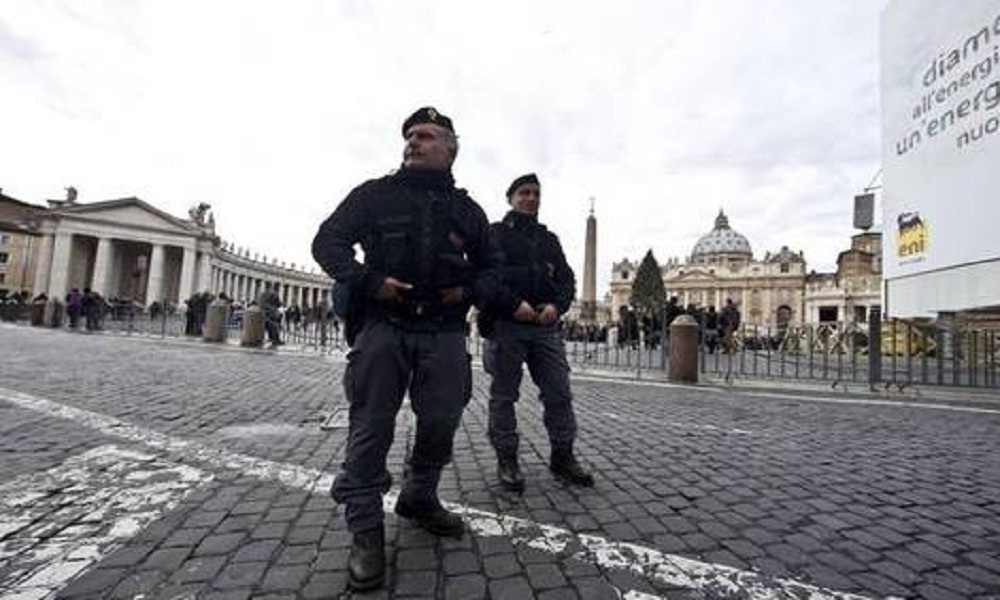 Roma, allarme per un borsone abbandonato a San Pietro