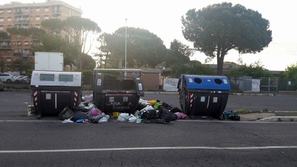 Rifiuti Roma. I post della monnezza sulla bacheca Fb della Raggi. L'assessore: "Tutto ok"