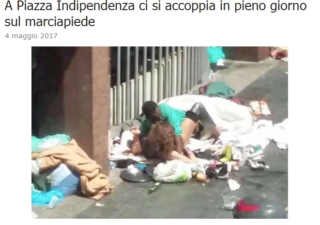 Sesso in pieno giorno sul marciapiede di piazza Indipendenza FOTO