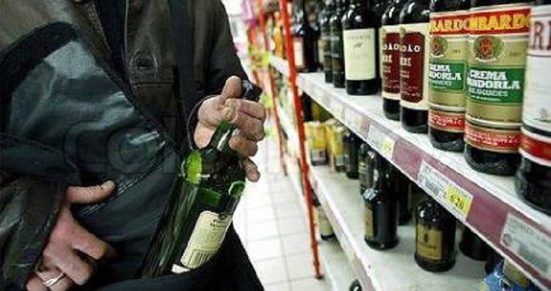 Ruba 2 bottiglie di liquore e le nasconde sotto la giacca: finisce malissimo