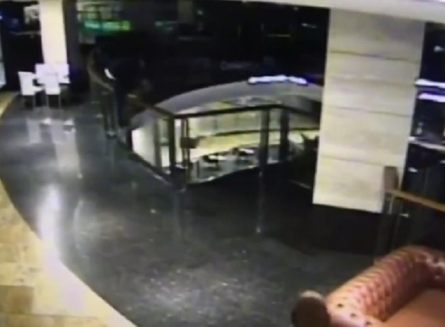 YOUTUBE Russia. "Volo per salvare il mondo...", poi si butta di sotto e muore