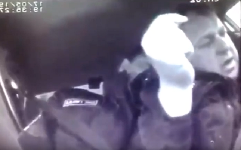 Volante si schianta contro un'altra auto in Russia