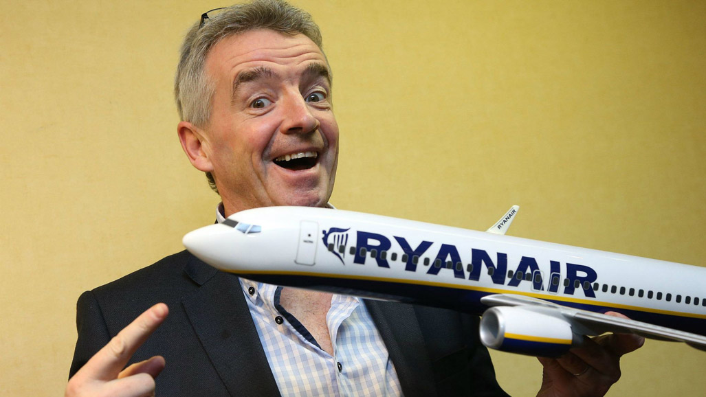 Ryanair e l'assurdo colloquio di lavoro: "Ti devi pagare corsi e divisa, lo stipendio invece..."