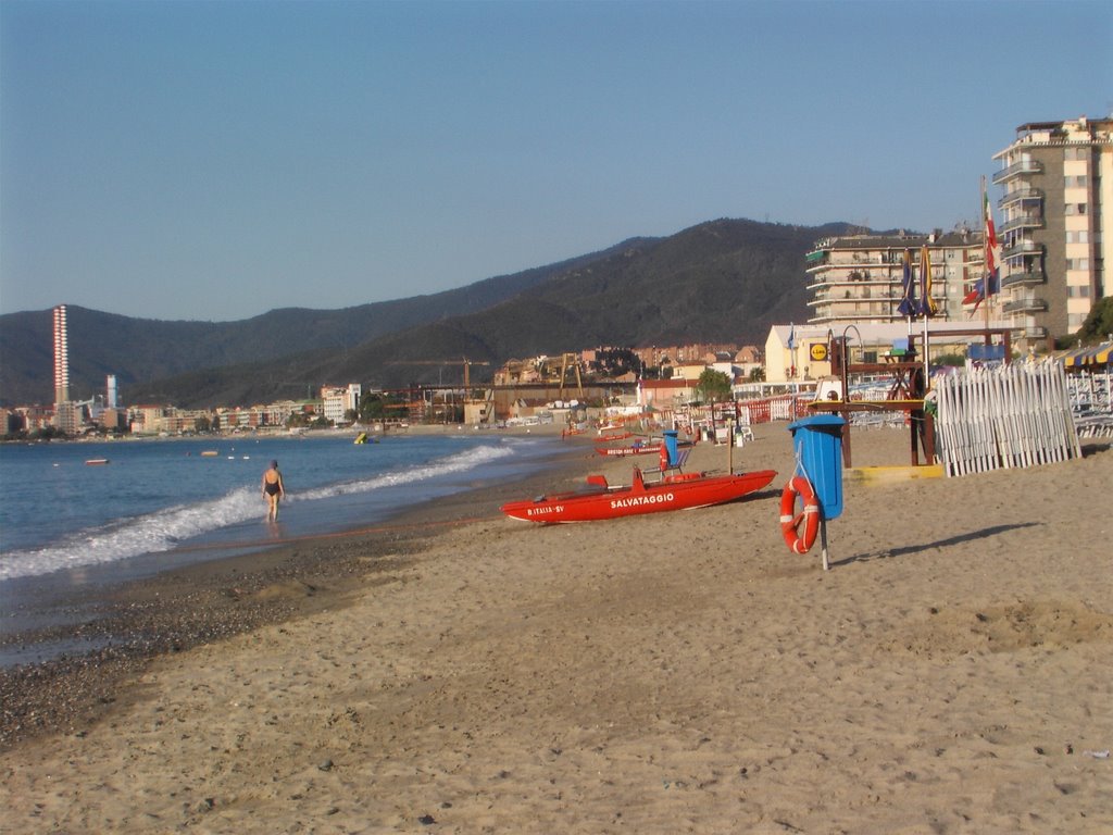 Savona, profughi assistenti bagnini in spiaggia e netturbini