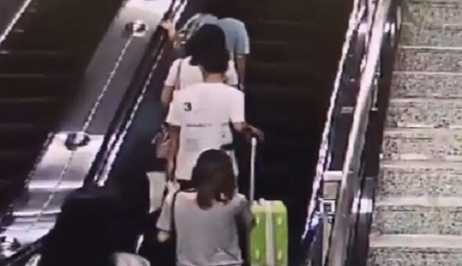 YOUTUBE Tocca il sedere di una ragazza sulla scala mobile, finisce malissimo