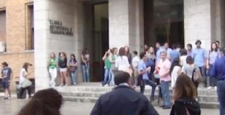 Scuola, presidi in rivolta davanti al Miur: "Senza poteri e con gli stipendi più bassi tra gli statali"