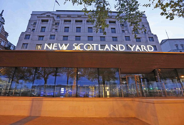 Scotland Yard, arriva il primo agente di genere fluido: "Sono sia Abi che Callum"