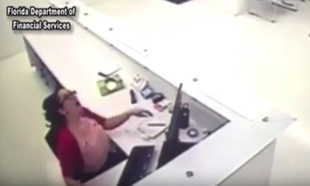 Seduta alla sua scrivania a lavoro pensa di non essere vista e...