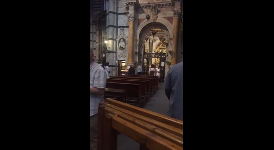 Barack Obama e Michelle accendono un cero nel Duomo di Siena VIDEO rubato dalla turista