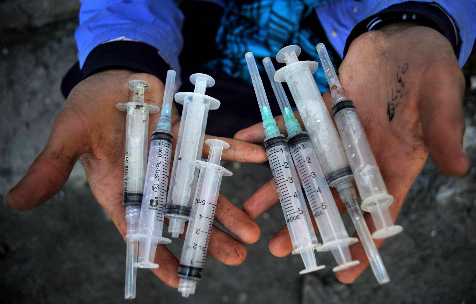 Padova, siringhe e sangue sui muri: orrore nei bagni di Pediatria