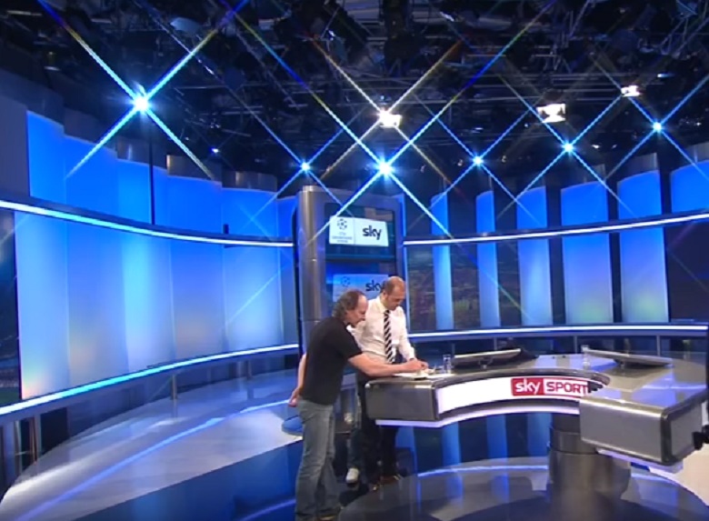 Presentatore sky si fa mescolare il caffè dall'assistente di studio