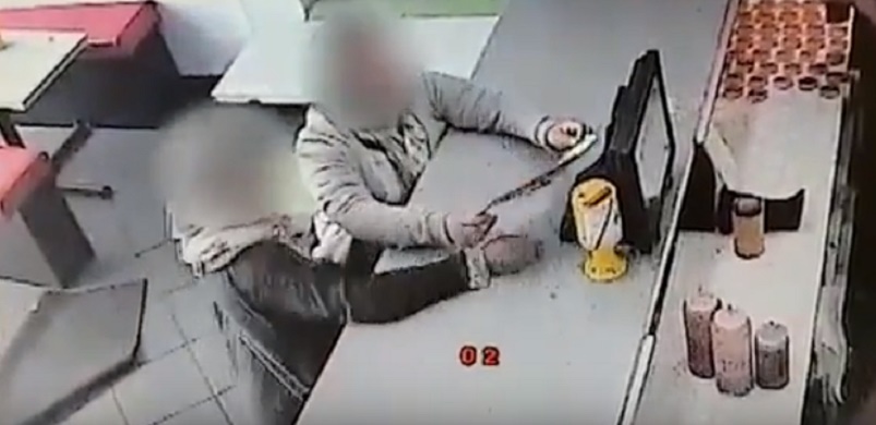 Travestite da musulmane rubano barattolo con donazioni per i poveri