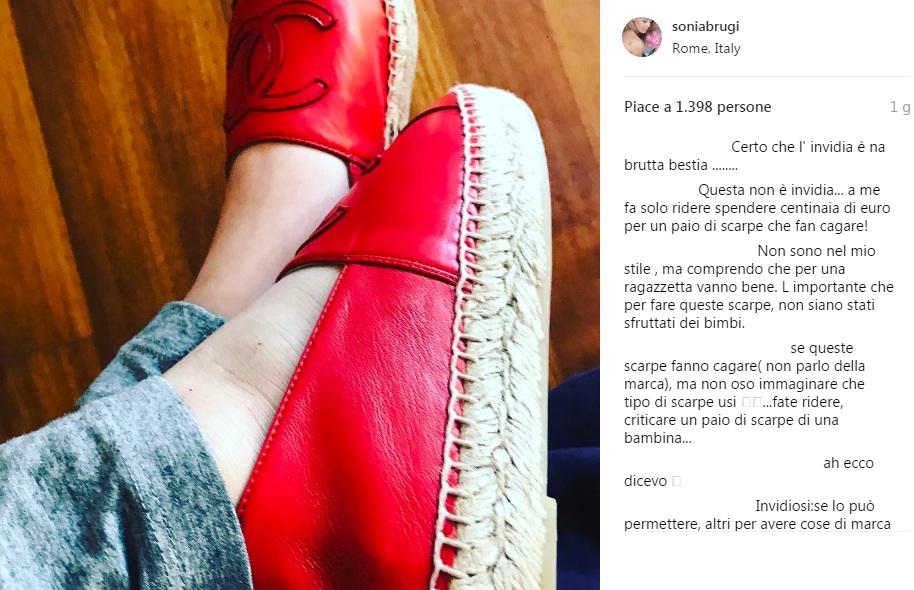 Sonia Bruganelli e la foto delle scarpe Chanel alla figlia su Instagram, gli utenti: "Spreco, vergogna"