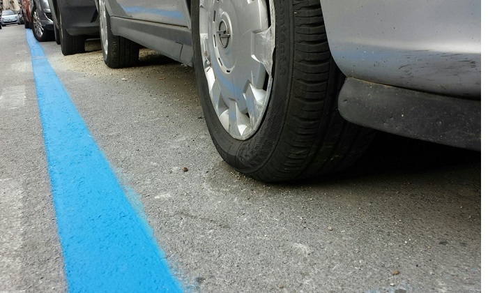 Strisce blu auto sempre più care: Milano batte Roma per le tariffe della sosta