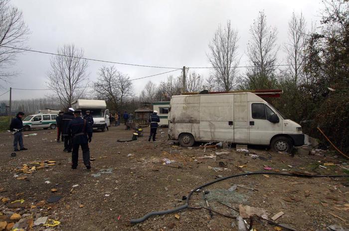 Padova, sparatoria in campo rom con pistole e kalashnikov: 5 arresti