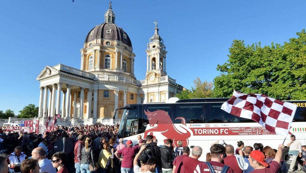 Superga, atti vandalici e scritte offensive contro il Grande Torino