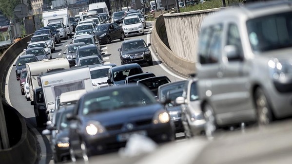 Auto o mezzi pubblici? Sette italiani su dieci si spostano in macchina