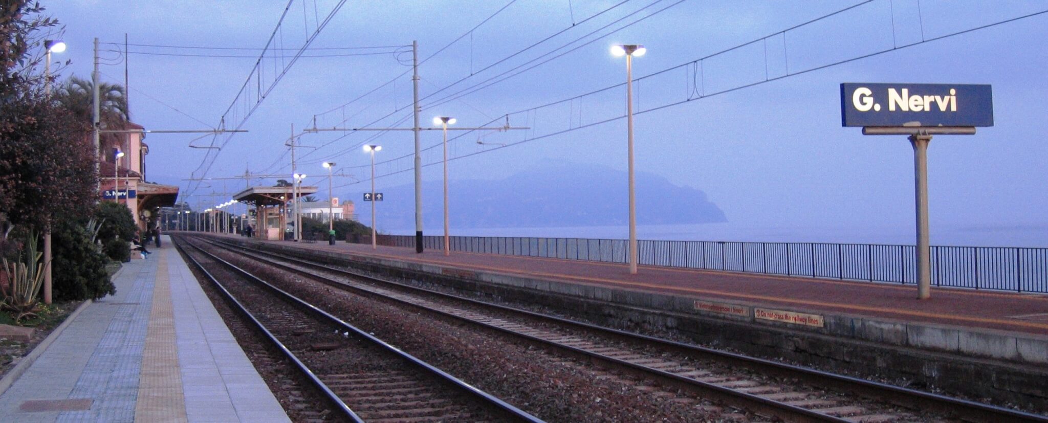 Genova, bidone gettato sui binari mentre passa il treno: caccia ai vandali
