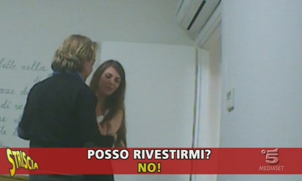 Striscia la Notizia: "Agente Miss Mondo chiede rapporti in cambio della fascia". Lui: "Mi hanno incastrato"