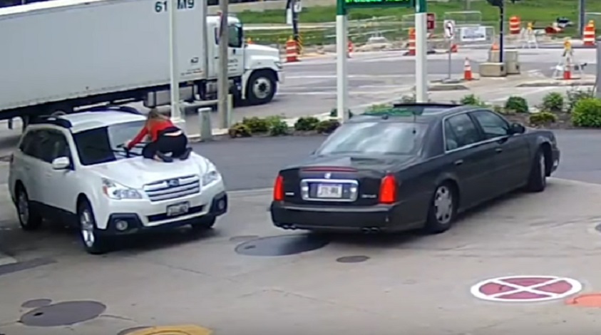 "Scendi dalla mia auto" 28enne salta sul cofano del suv e ferma ladro