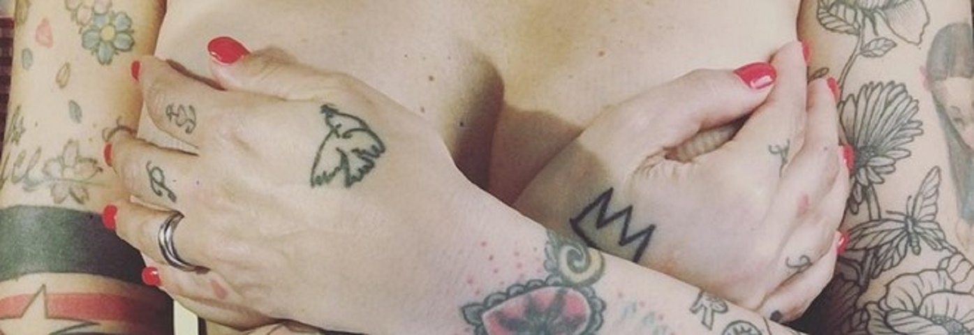 Syria, FOTO décolleté su Instagram