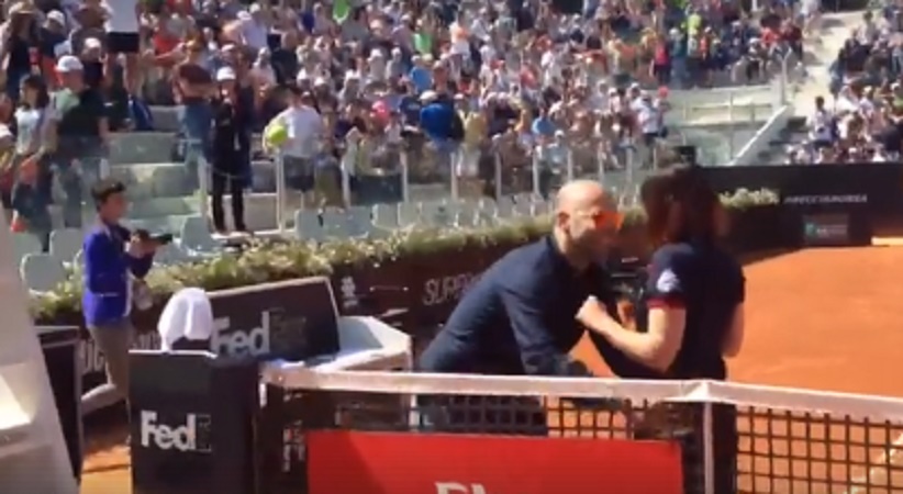 Internazionali di tennis, proposta di matrimonio con anello in campo