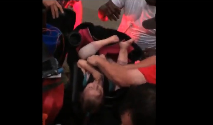 Tornado in Texas, neonato legato al seggiolino salvato da auto finita capovolta