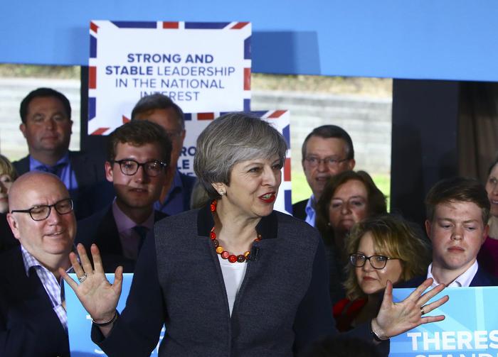 Gran Bretagna al voto: Theresa May dalla Regina per scioglimento Camere
