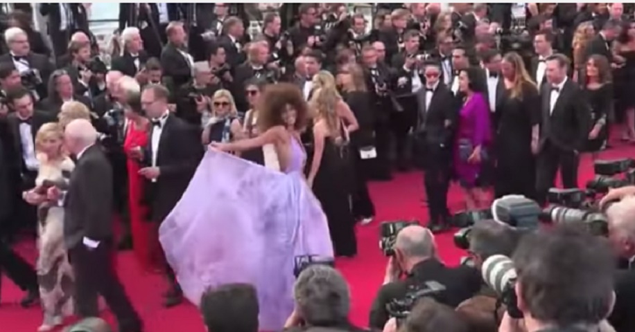 Kina Kunakey, fidanzata 20enne di Vincent Cassel a Cannes con l'abito farfalla