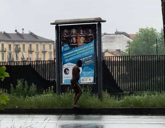 Torino: uomo senza vestiti gira per via Cigna, carabinieri lo coprono