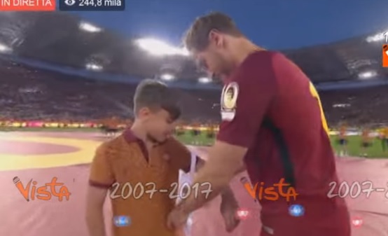 YOUTUBE Francesco Totti consegna la fascia di capitano a Mattia Almaviva, pulcino della Roma