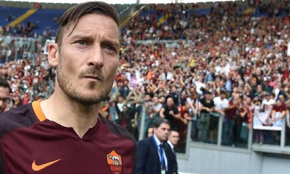 Francesco Totti, il tifoso che ha preso il pallone in tribuna: "Non lo vendo, è sacro"