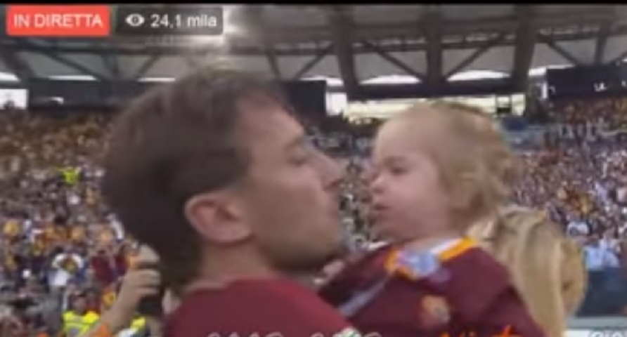 YOUTUBE Totti all'Olimpico con la figlia Isabel in braccio si commuove