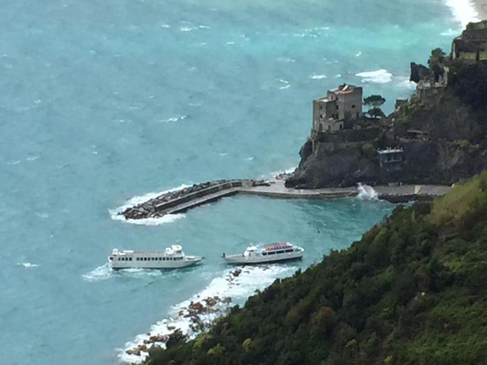 Traghetto su scogli a Cinque Terre, paura a bordo ma nessun ferito2