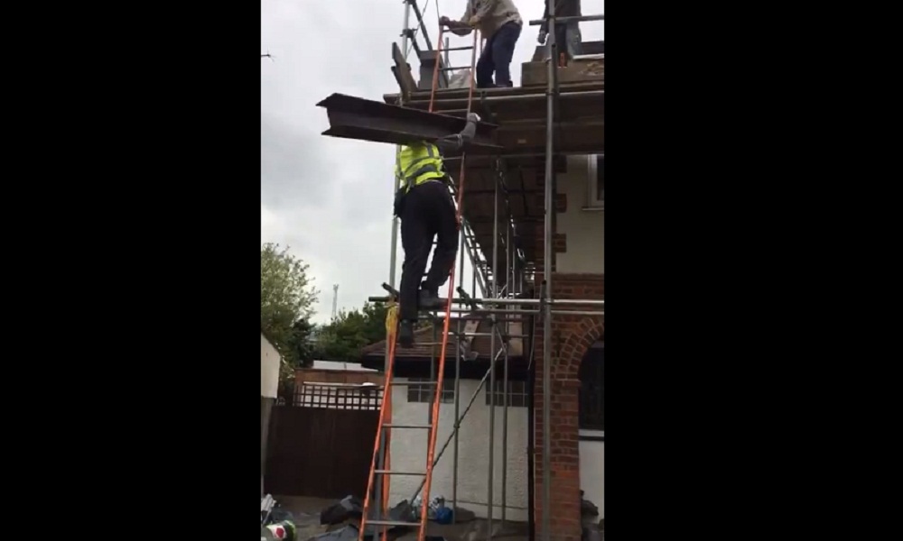 L'operaio più forte del mondo: carica la trave sulla spalla e...