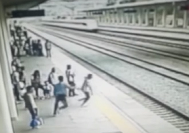 YOUTUBE Ragazza prova a lanciarsi sotto il treno: agente la salva all'ultimo