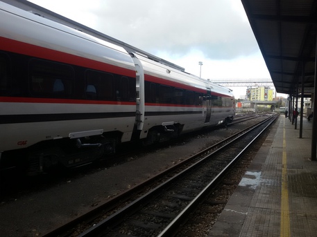 Depresso per il divorzio, si lancia sotto ad un treno a Napoli