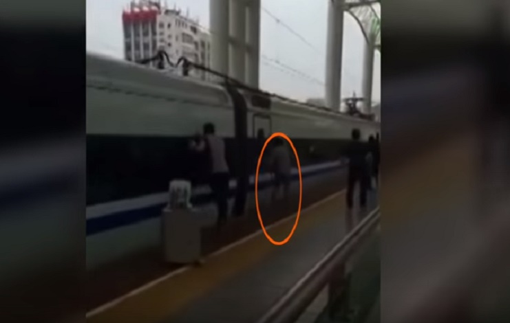 Mani incastrate nelle porte del treno: uomo costretto a viaggiare così