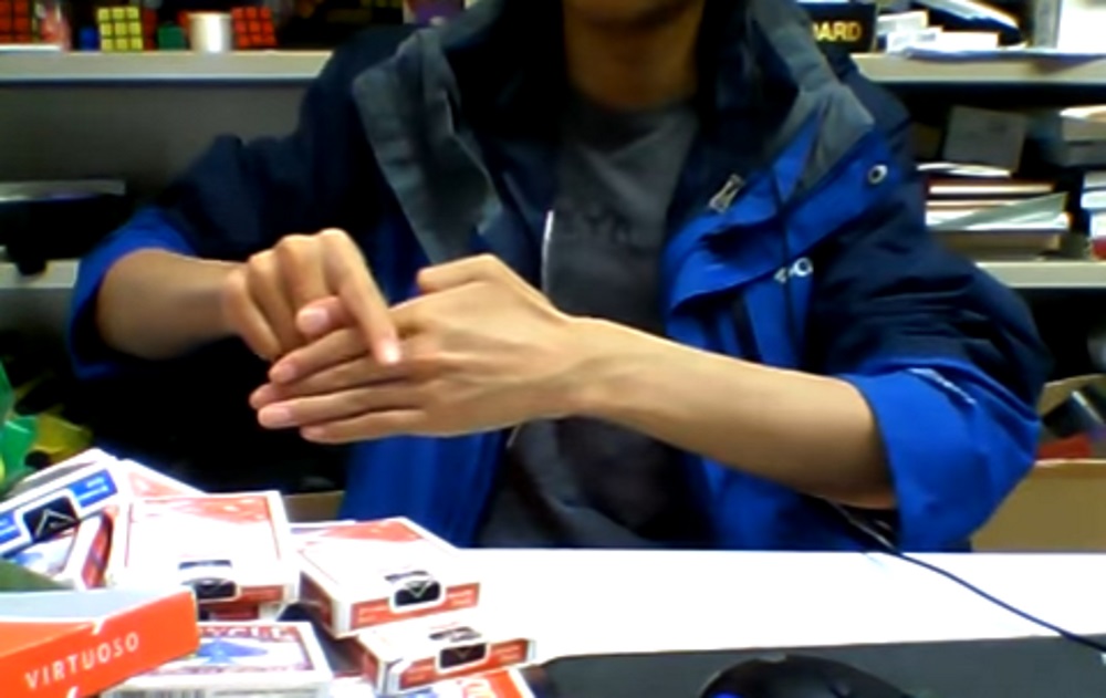 YOUTUBE Come far sparire le dita: il trucco è sorprendente