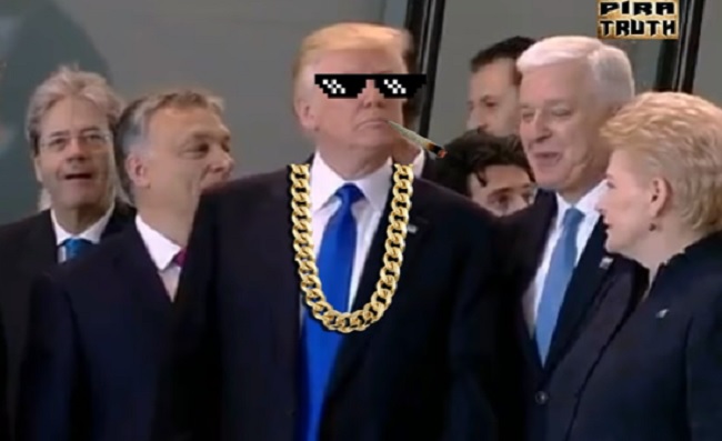 YOUTUBE Donald Trump spinge via il premier del Montenegro per la foto di gruppo