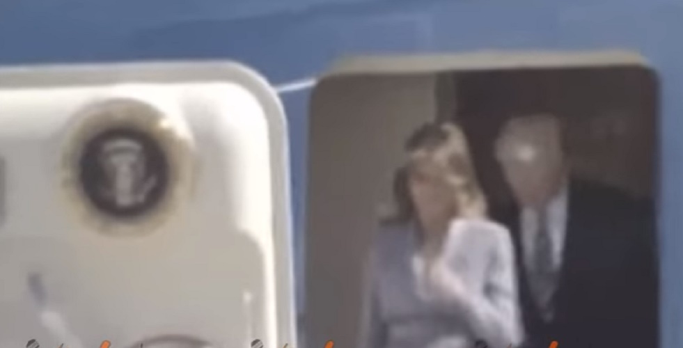 YOUTUBE Melania Trump si cambia in volo: a Roma parte in nero, in Belgio veste celeste