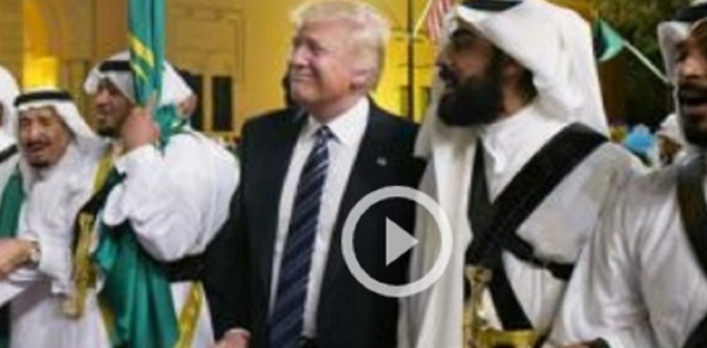 Donald Trump balla la danza delle spade a Riad VIDEO